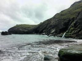 una vista de tintagel en cornualles en la costa foto