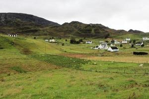 una vista del campo en la isla de skye en escocia foto