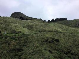 una vista de tintagel en cornualles en la costa foto