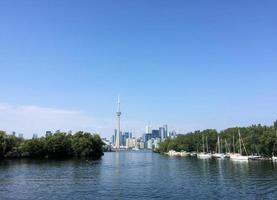 una vista de toronto desde el mar cerca del aeropuerto foto