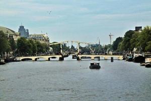 amsterdam en los países bajos en septiembre de 2016. una vista de los barcos de río en el canal de amsterdam foto