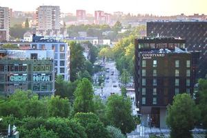 vista vivaz de la calle en los edificios del centro de negocios y árboles verdes de la colina del palacio de gediminas foto