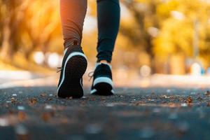 atleta corriendo pies deportivos en el sendero estilo de vida saludable fitness