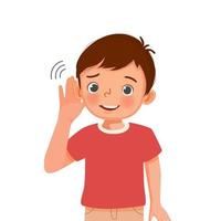 lindo niño pequeño con problemas de audición intente escuchar atentamente poniendo su mano en el oído vector