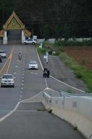 el auto estaba corriendo en la carretera cerca de las montañas. nakhon ratchasima, tailandia, 16-05-2022 foto