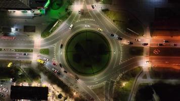 timelapse nocturno de la vista superior aérea de los coches de la rotonda en la rotonda. tráfico en la ciudad por la noche. tecnología de transporte, vida urbana, concepto de viaje.