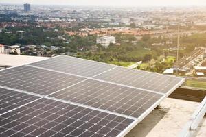 Los paneles solares están instalados en el techo del edificio para que la luz se use por la mañana. es conservacion de energia foto