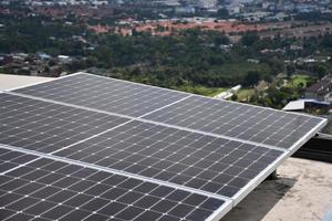 Los paneles solares están instalados en el techo del edificio para que la luz se use por la mañana. es conservacion de energia foto