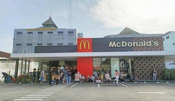 solo - 10 de junio de 2022 - echa un vistazo a la tienda de mc donald en solo, indonesia. mcdonald's es una cadena americana de restaurantes de comida rápida y hamburguesas foto