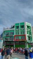 solo - 10 de junio de 2022 - edificio de posada local con pintura verde en el medio de la ciudad foto