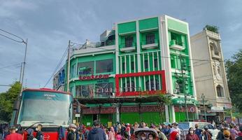 solo - 10 de junio de 2022 - edificio de posada local con pintura verde en el medio de la ciudad foto