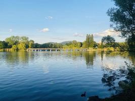 hermosa vista al lago en la ciudad de Friburgo, Alemania foto