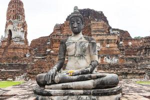 imagen de buda sentada sobre cemento, construida en la historia moderna en ayutthaya, tailandia foto