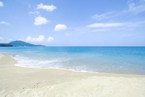 los paisajes ven el ambiente es hermoso arena y mar y el color del cielo, la playa phuket de tailandia. foto