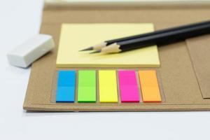 nota de colores lista de conceptos de enfoque selectivo y equipo de recordatorio para la escuela y la oficina foto