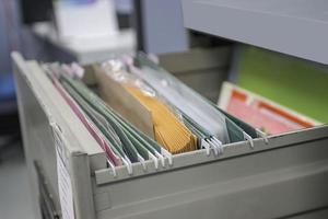 Documentos de la carpeta de archivos en un concepto de retención de archivadores equipos de oficina comercial foto