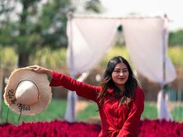 mujer feliz en el jardín de flores rojas foto