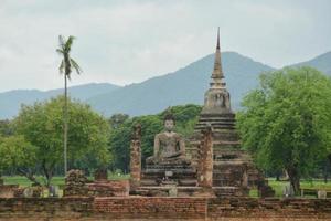 primer plano estatua de buda de wat mahathat en el parque histórico en sukhothai. foto