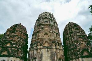 la estupa khmer en wat si sawai en el parque histórico en sukhothai. foto