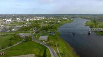 belle vue panoramique aérienne de la ville de daugavpils et de la rivière daugava par une belle journée d'été à latgale, lettonie video