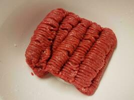 carne de res molida roja en un tazón blanco foto