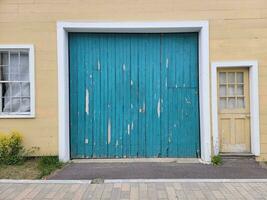 puerta de garaje azul con pintura astillada y pelada foto