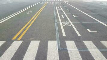 marcas de carril bici en asfalto negro o carretera foto