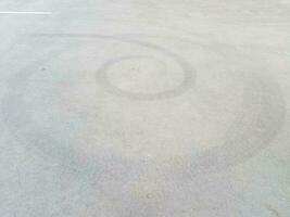 marca de deslizamiento en espiral negra sobre asfalto o pavimento negro foto