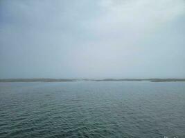 orilla rocosa en la costa de maine con agua y nubes foto