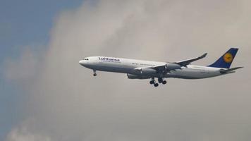 Lufthansa Airbus A340 landing video