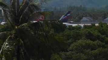 aerovias tailandesas pousando em phuket video