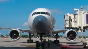 flygplan parkerat efter ankomster video