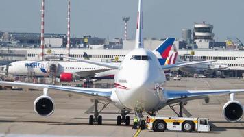 United Arab Emirates Royal Flight Boeing 747 towing video