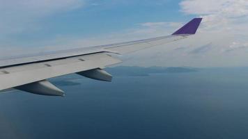 paisaje de vista aérea desde el avión descendente video