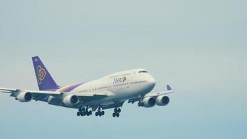 thai airways boeing 747 nadert over oceaan video