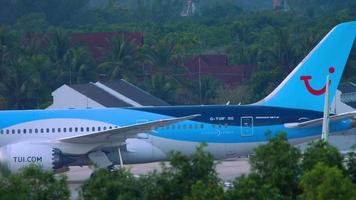 tui airways boeing 787 dreamliner étant repoussé du parking avant le départ video