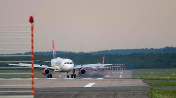 avion qui roule après l'atterrissage video