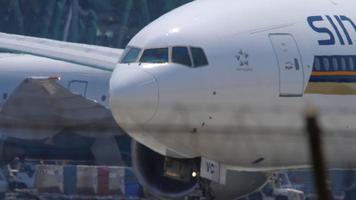 Airplane turn runway before departure video