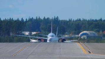 avions de ligne alignés sur la piste pour le départ video