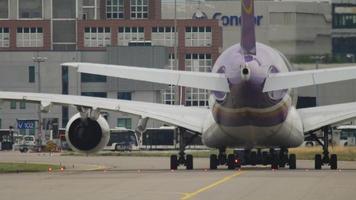 Airbus A380 wird vor dem Abflug abgeschleppt. video