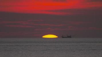 paesaggio al tramonto a phuket video