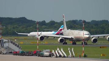 Großraumflugzeug rollt vor dem Abflug video