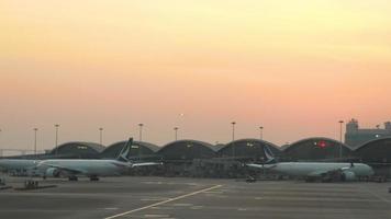 Sonnenuntergang am internationalen Flughafen Chek Lap Kok Hongkong video