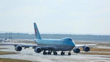 korean air boeing 747 rodando a la pista para la salida. video