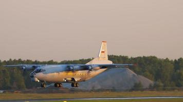 antonov ett 12 militärt flygfraktfartyg som landar video