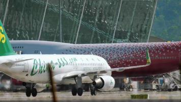 Airbus A320 Spring Airlines taxiing after landing video