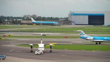 flybe bombardier dash 8 q400 remolque antes de la salida video