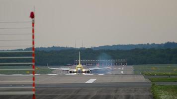 avião de passageiros desacelerando após o pouso video