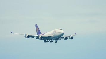thai airways boeing 747 in avvicinamento sull'oceano video