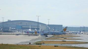 Condor Boeing 757 avión de rodadura a la terminal después del aterrizaje video